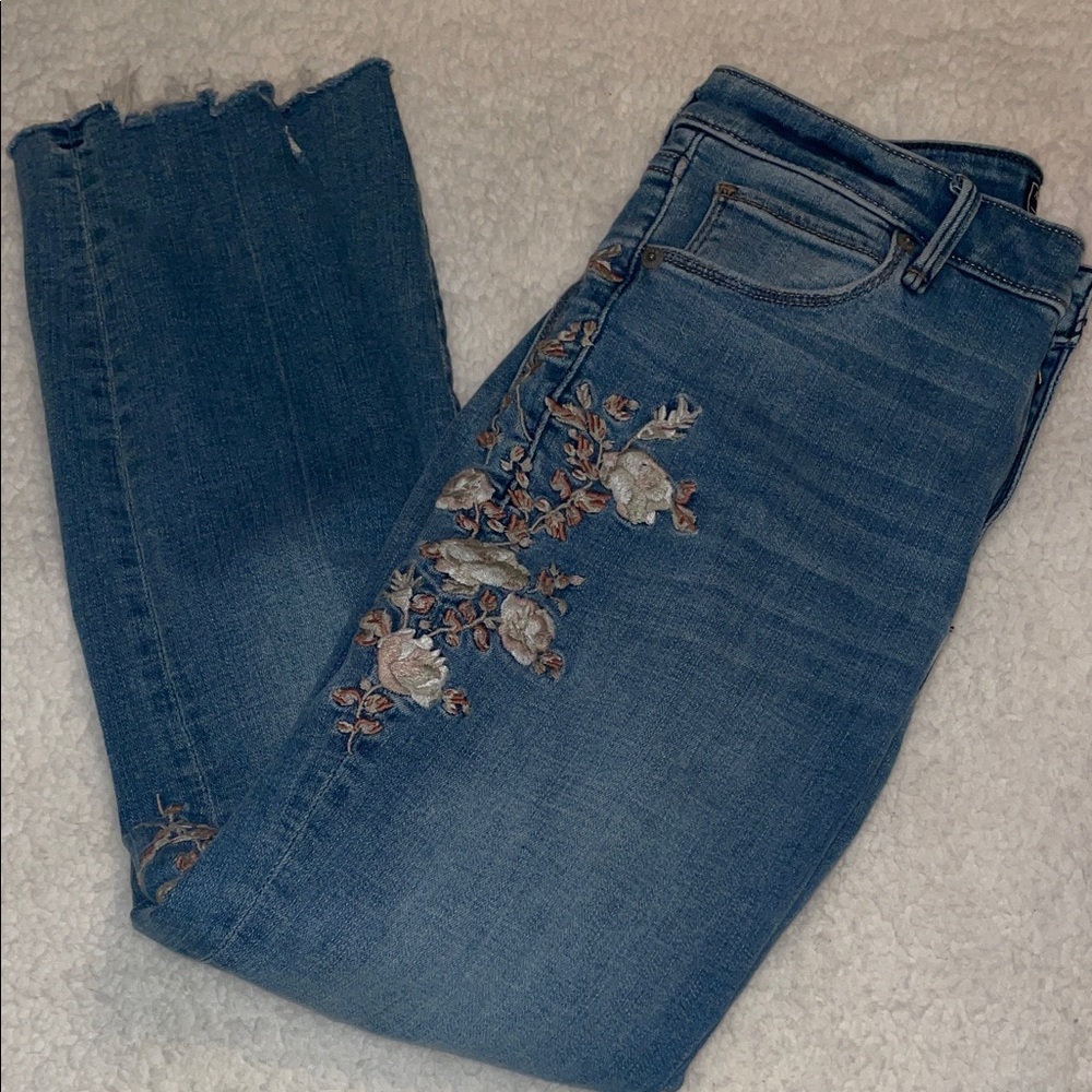 Abercrombie & Fitch Blue Cropped Jeans with Floral Embroidery. Skinny.  Size 8